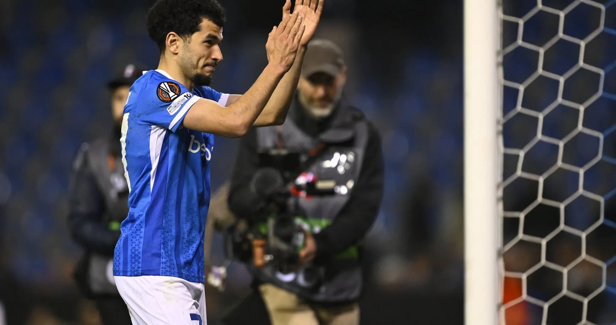 Futbolchi maydonni tark etayotgan paytda qo'l silkishyapti Futbolchi maydonni tark etayotgan paytda qo'l silkishyapti