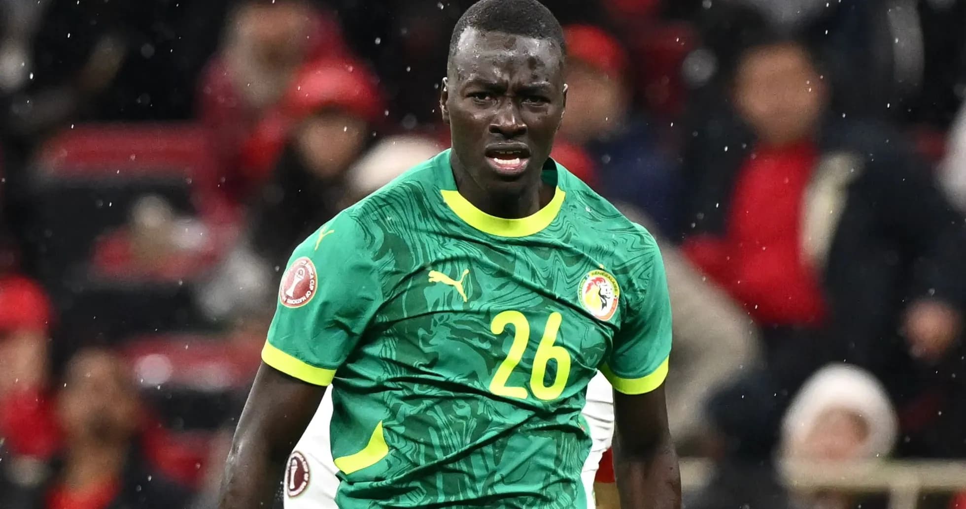 Futbolchi maydonda raqibga qarab turibdi Futbolchi maydonda raqibga qarab turibdi