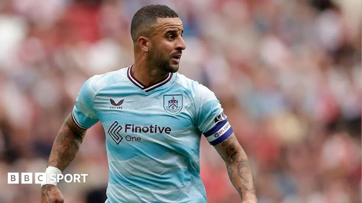 Futbolchi maydonda harakatda, Burnley formasi kiygan Futbolchi maydonda harakatda, Burnley formasi kiygan