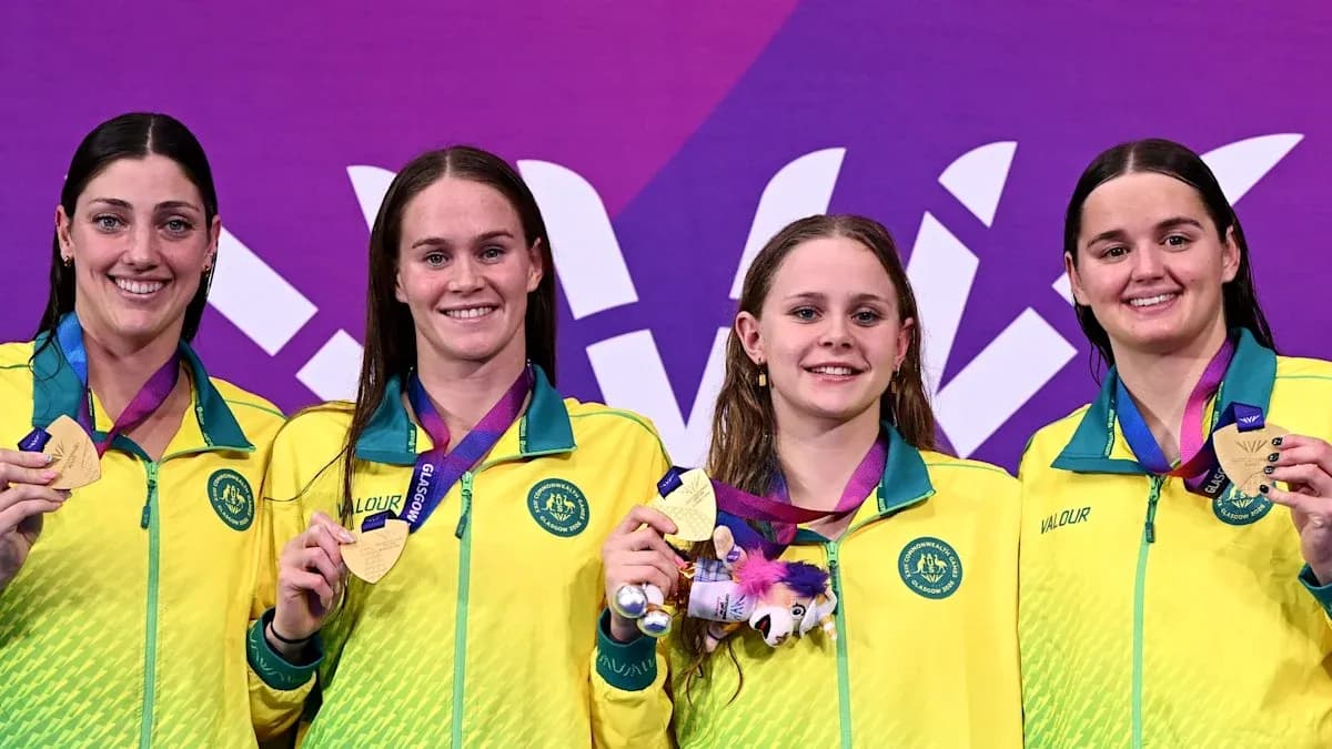 To'rt suzuvchi oltin medal bilan podiumda To'rt suzuvchi oltin medal bilan podiumda