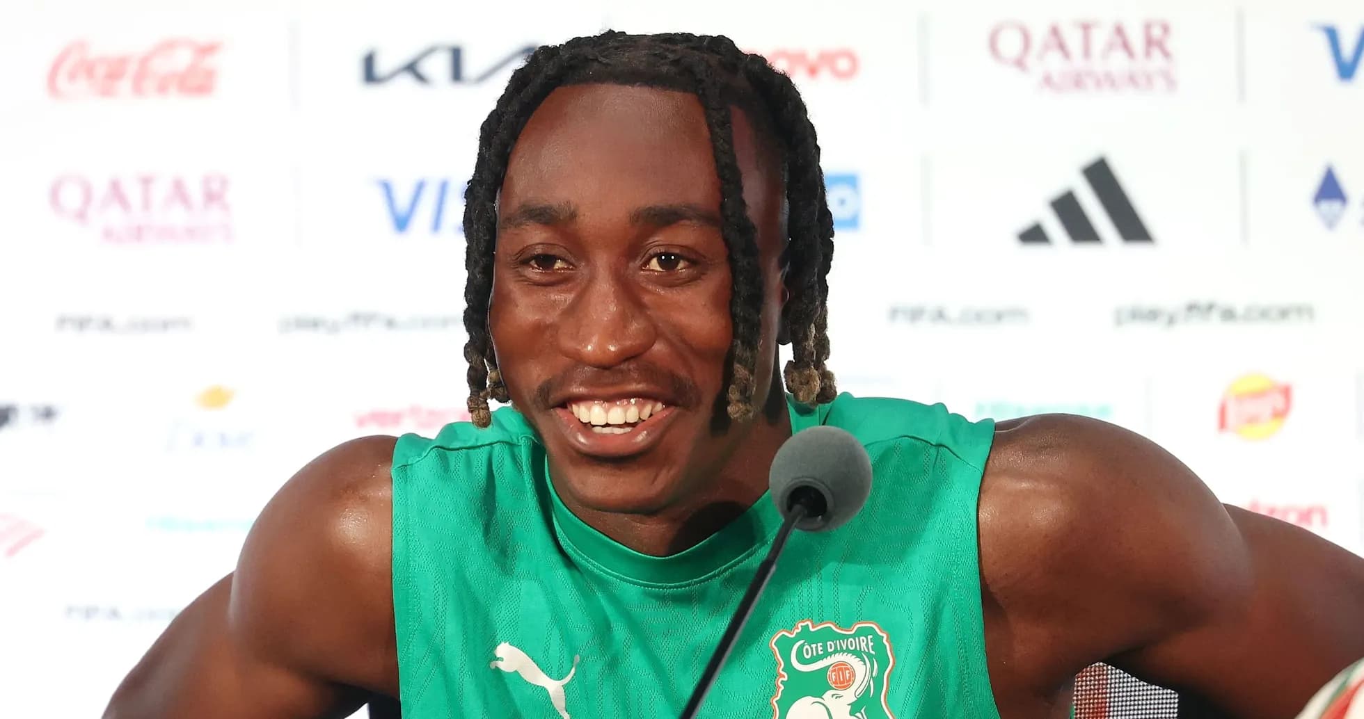 Futbolchi matbuot anjumanida kulib o'tirgan Futbolchi matbuot anjumanida kulib o'tirgan