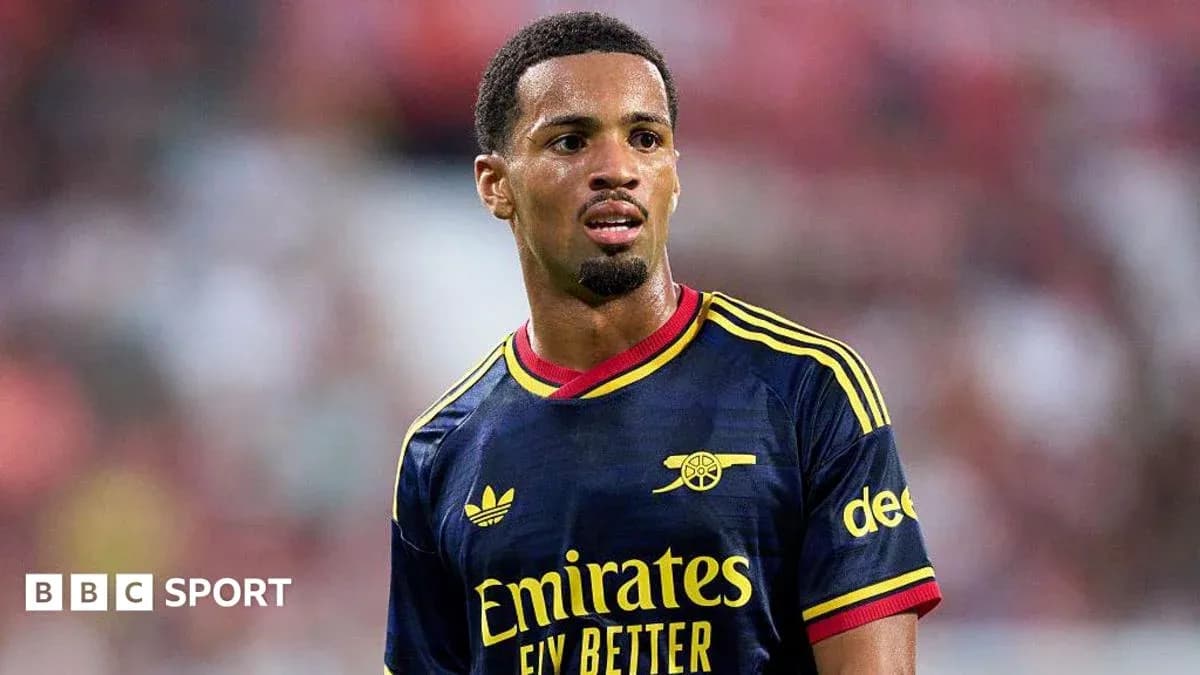 Futbolchi Emirates formasida o'yinda Futbolchi Emirates formasida o'yinda
