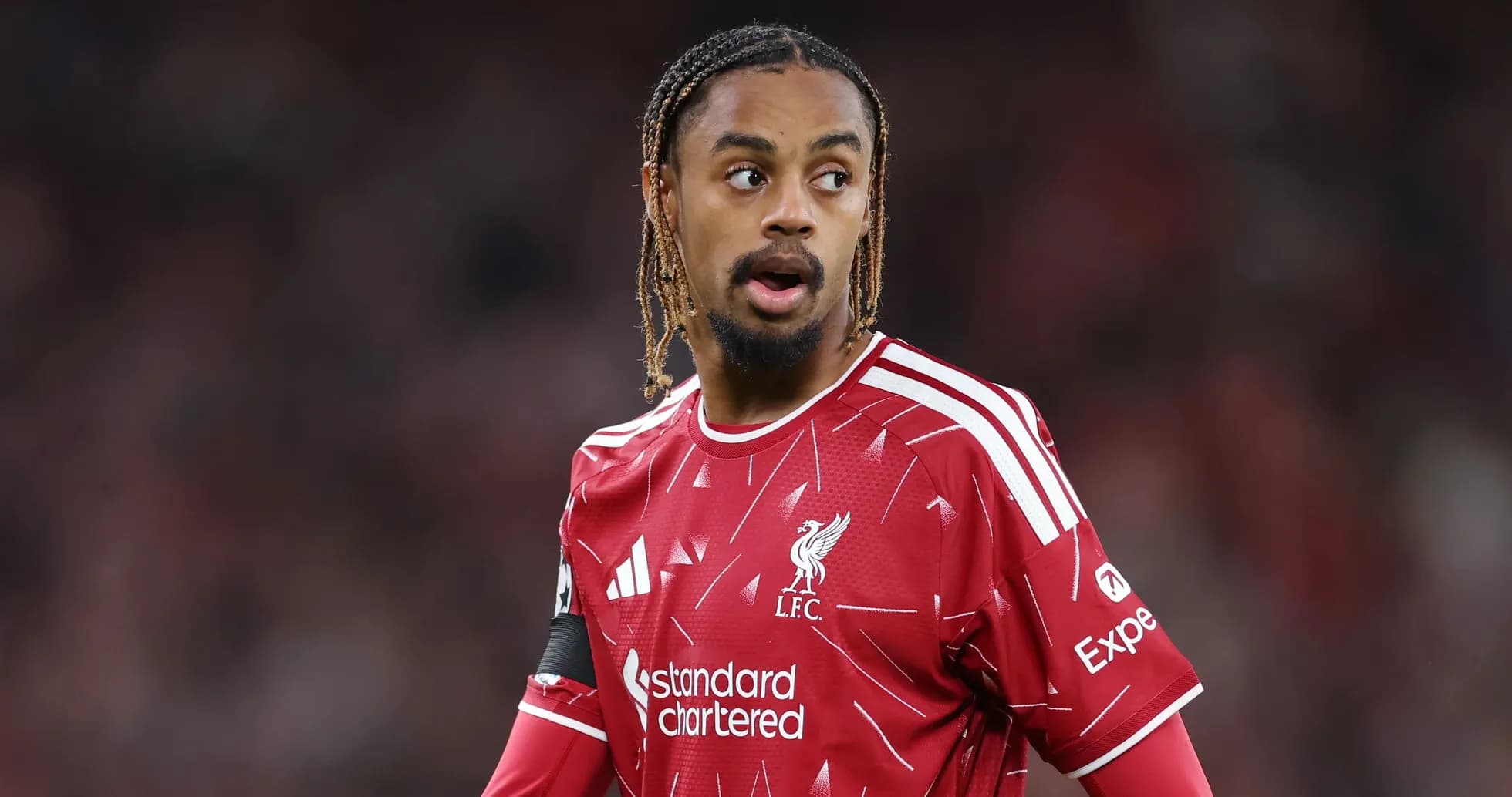 Futbolchi Liverpool formasida maydonda Futbolchi Liverpool formasida maydonda