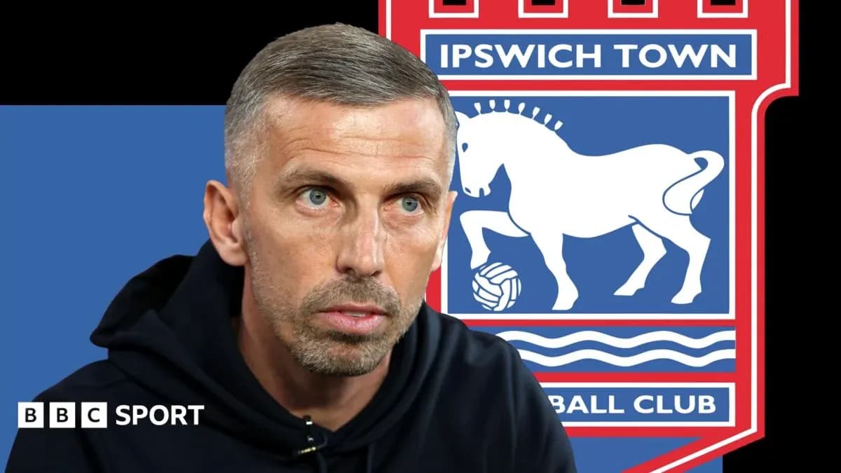 Maqsadli futbolchi Ipswich Town logosi oldida Maqsadli futbolchi Ipswich Town logosi oldida