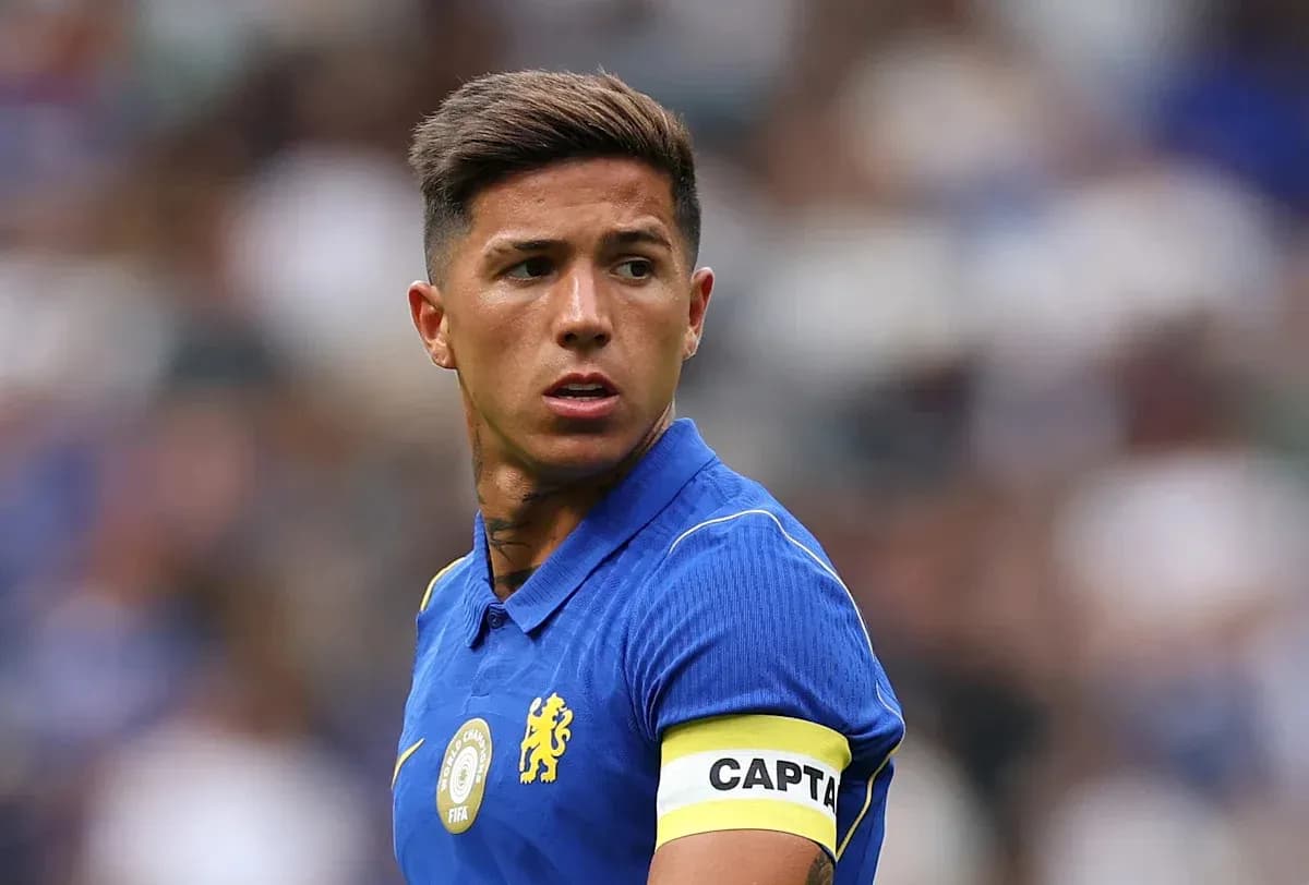 Futbolchi maydonda kaptanlik tasmasi bilan Futbolchi maydonda kaptanlik tasmasi bilan