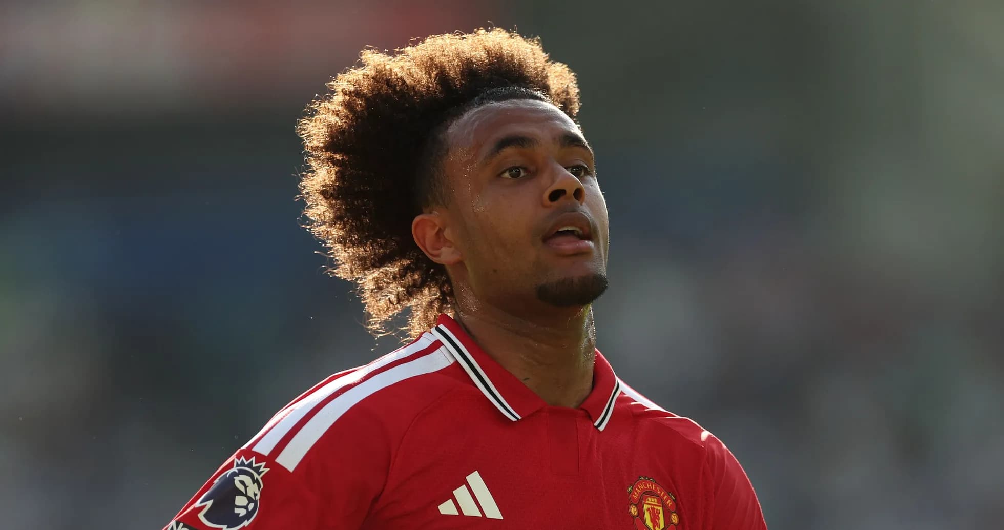Futbolchi Manchester United formasida maydonda Futbolchi Manchester United formasida maydonda