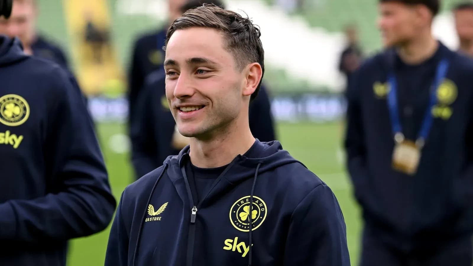 Futbolchi maydonda jamoa a'zolari bilan suhbatalashmoqda Futbolchi maydonda jamoa a'zolari bilan suhbatalashmoqda