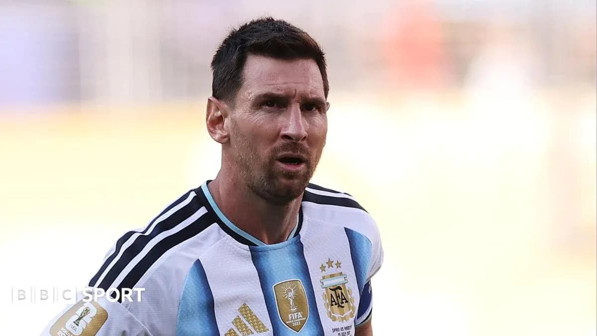 Futbolchi Messi Argentina formasi bilan maydonda Futbolchi Messi Argentina formasi bilan maydonda