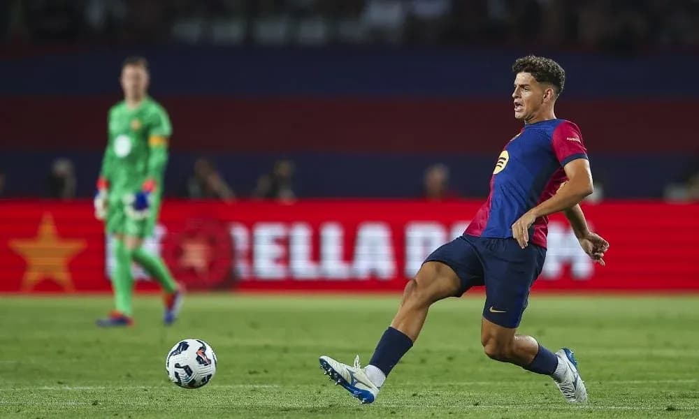 Futbolchi to'pni urayotgan paytda Futbolchi to'pni urayotgan paytda