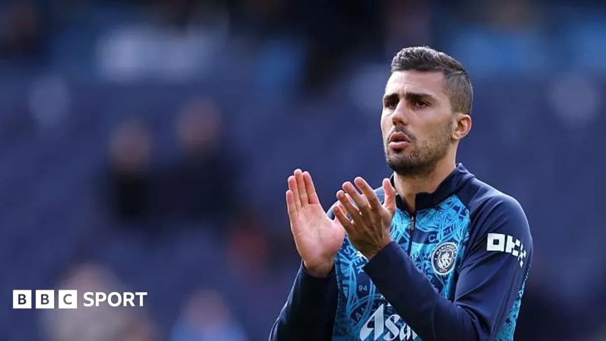 Futbolchi maydonda qo'llarini ko'tarib turgan Futbolchi maydonda qo'llarini ko'tarib turgan