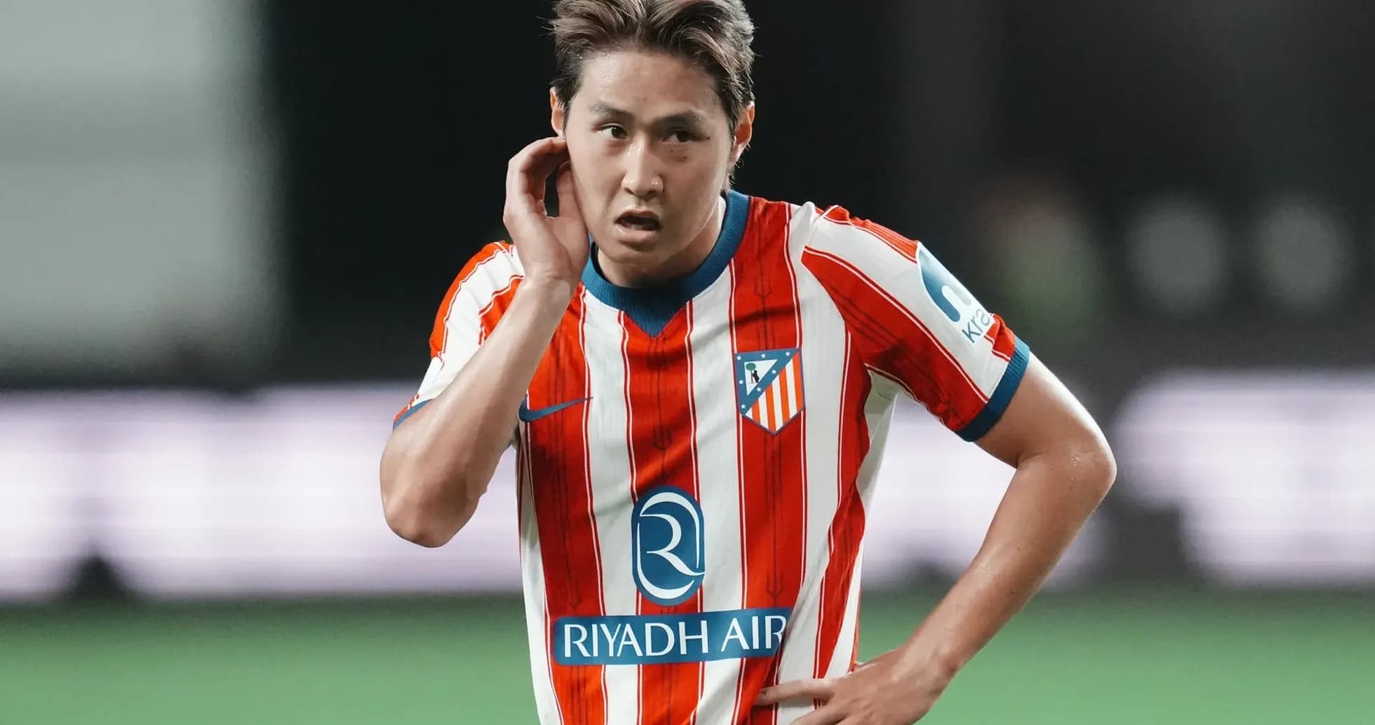 Futbolchi o'yin davomida e'tibor berayotgan Futbolchi o'yin davomida e'tibor berayotgan