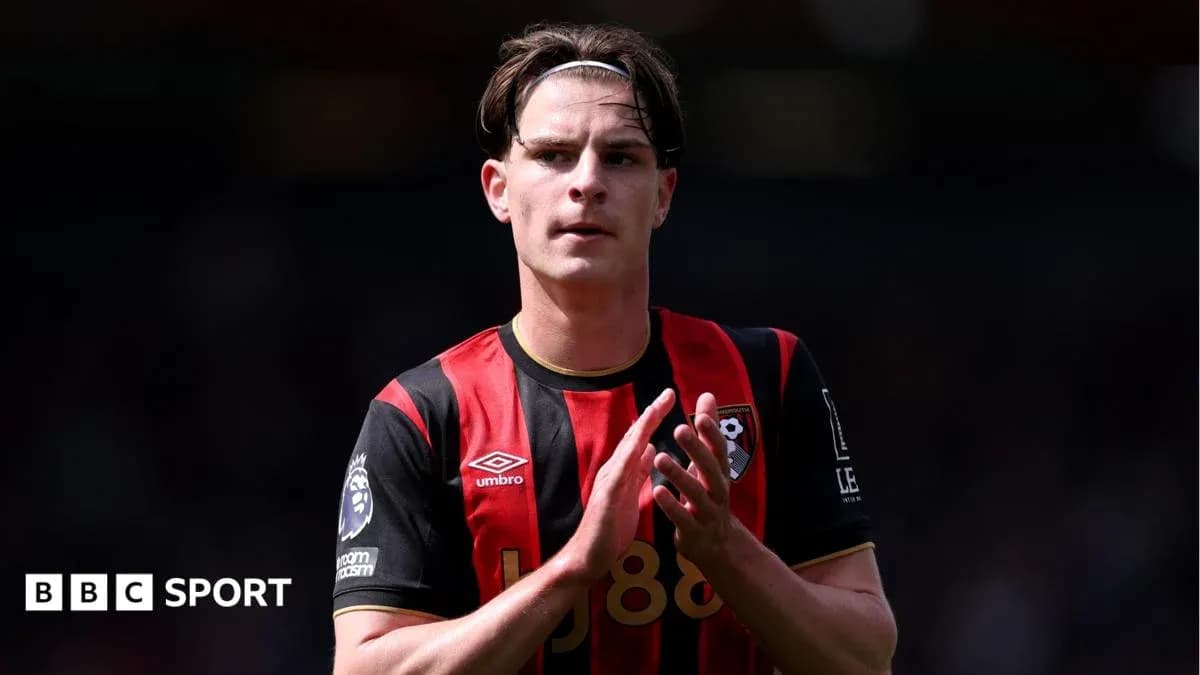 Futbolchi Bournemouth formasi bilan maydonda Futbolchi Bournemouth formasi bilan maydonda