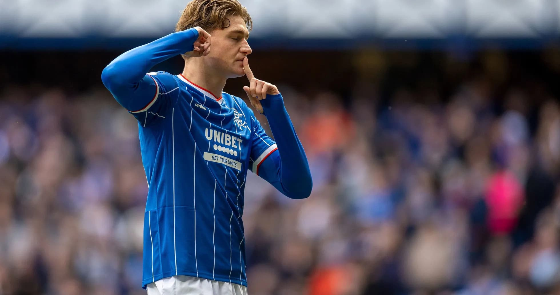 Futbolchi gol urganidan so'ng jimlik belgilaydi Futbolchi gol urganidan so'ng jimlik belgilaydi