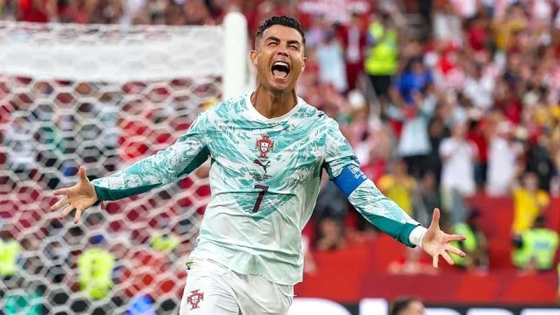 Futbolchi gol urib, maydonda quvonch bilan xursand Futbolchi gol urib, maydonda quvonch bilan xursand