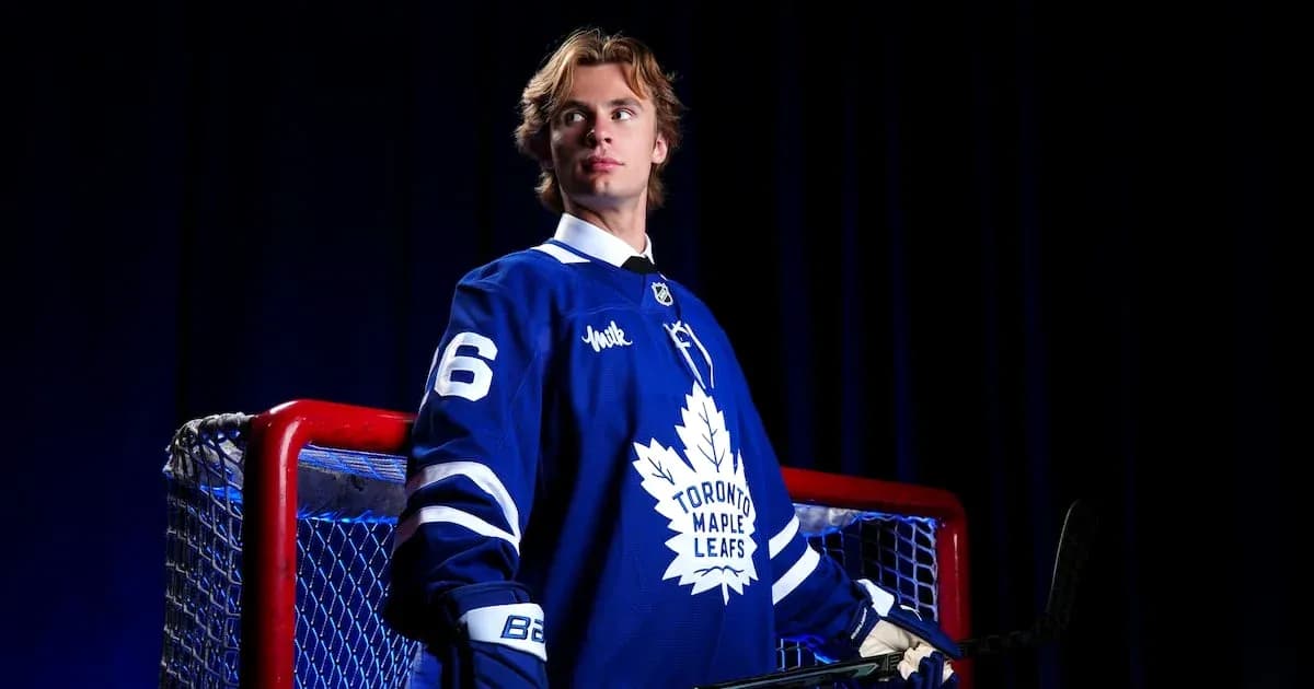 O'yinchi Toronto Maple Leafs formasida to'pni ushlab turibdi O'yinchi Toronto Maple Leafs formasida to'pni ushlab turibdi