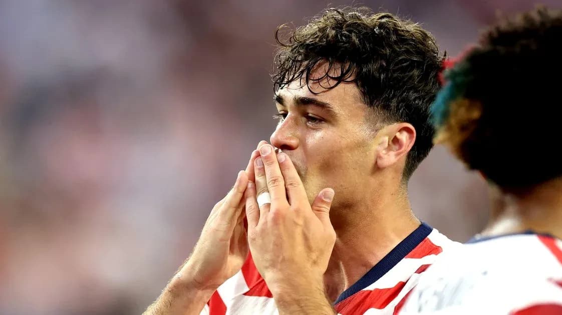 Futbolchi bir-biriga salom berayotgani Futbolchi bir-biriga salom berayotgani