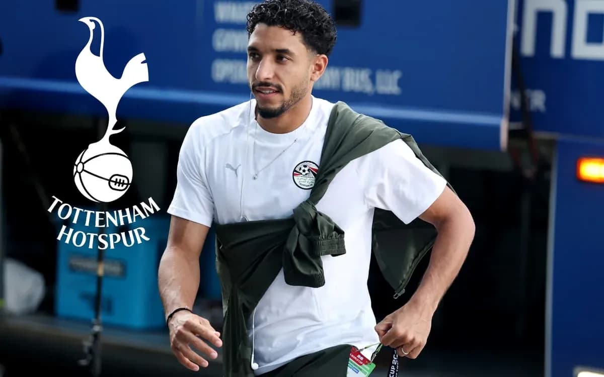 Futbolchi Tottenham Hotspur formasida stadionga kiryapti Futbolchi Tottenham Hotspur formasida stadionga kiryapti
