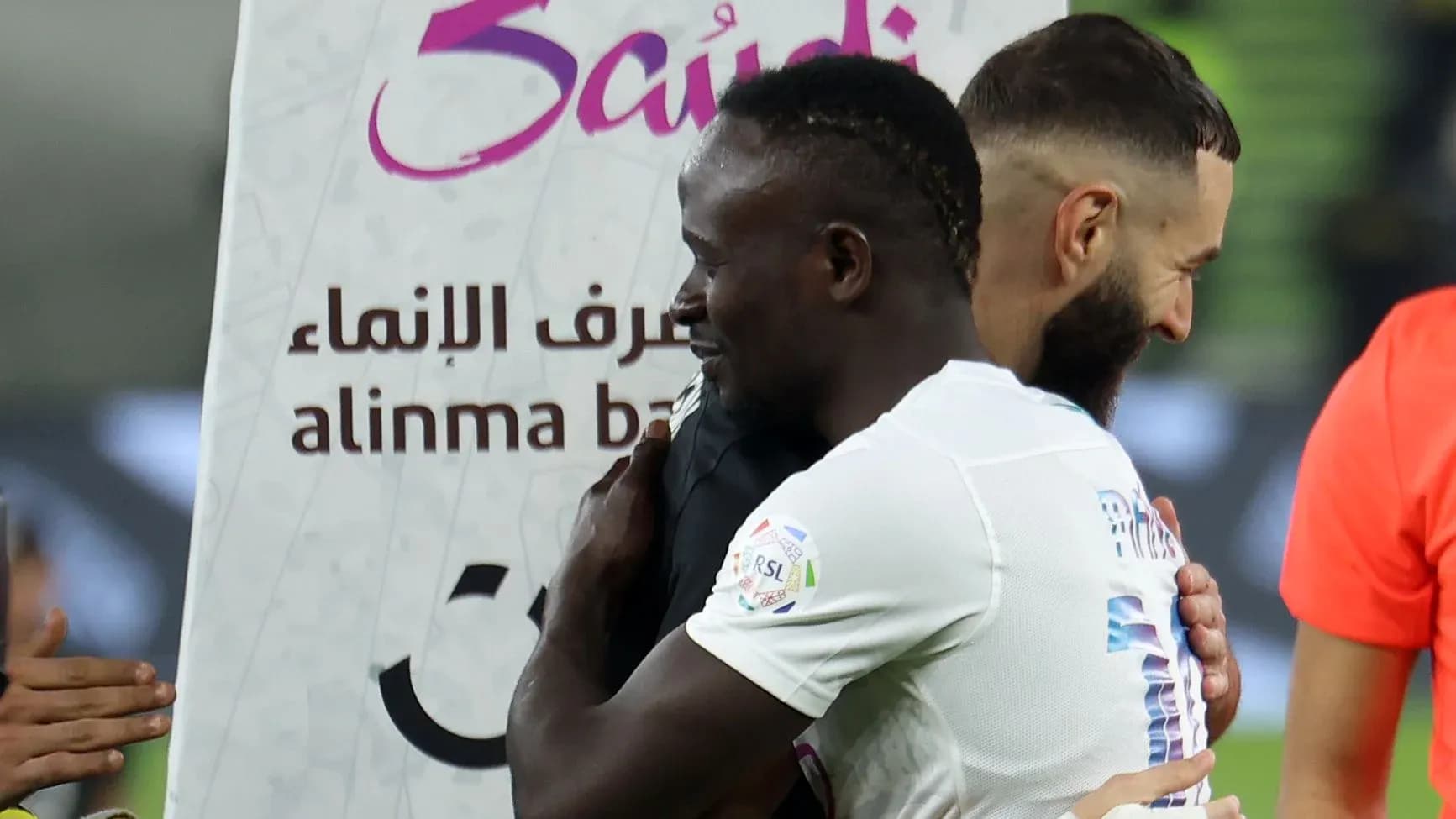 Futbolchilar bir-birini quchoqlab turgan holat Futbolchilar bir-birini quchoqlab turgan holat