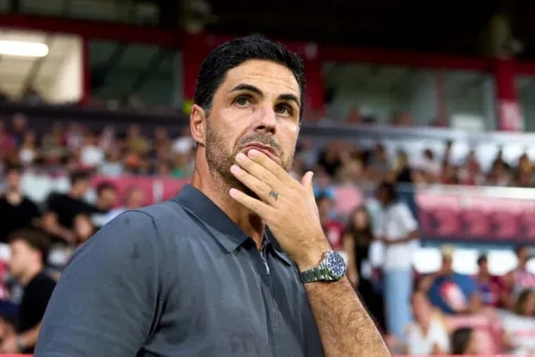 Menedjer stadionda o'ylab turibdi Menedjer stadionda o'ylab turibdi
