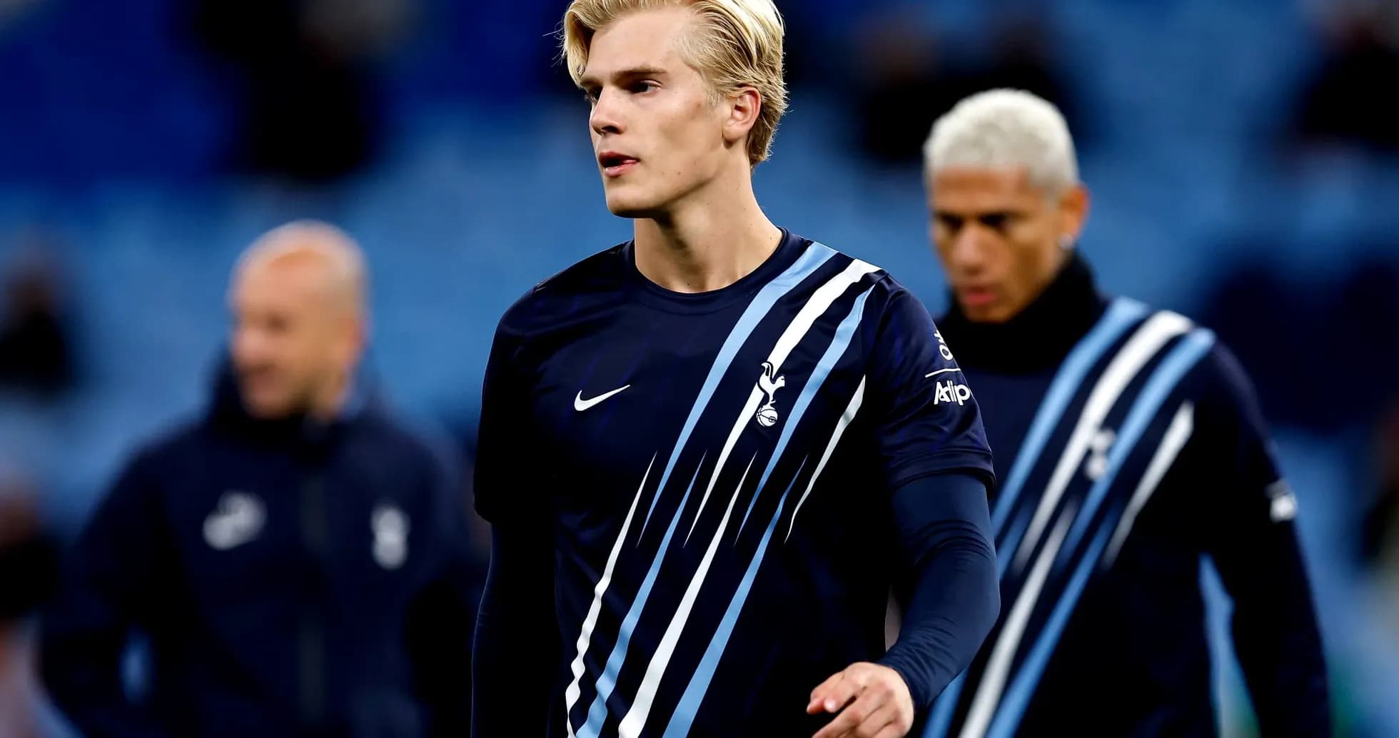 Futbolchi maydonida tayyorgarlik ko'rmoqda Futbolchi maydonida tayyorgarlik ko'rmoqda