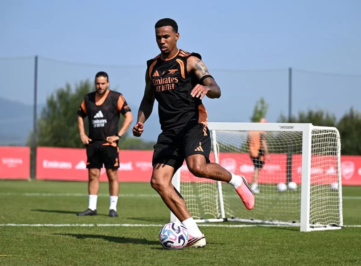 Futbolchi to'pni nazorat qilmoqda, mashg'ulotda Futbolchi to'pni nazorat qilmoqda, mashg'ulotda