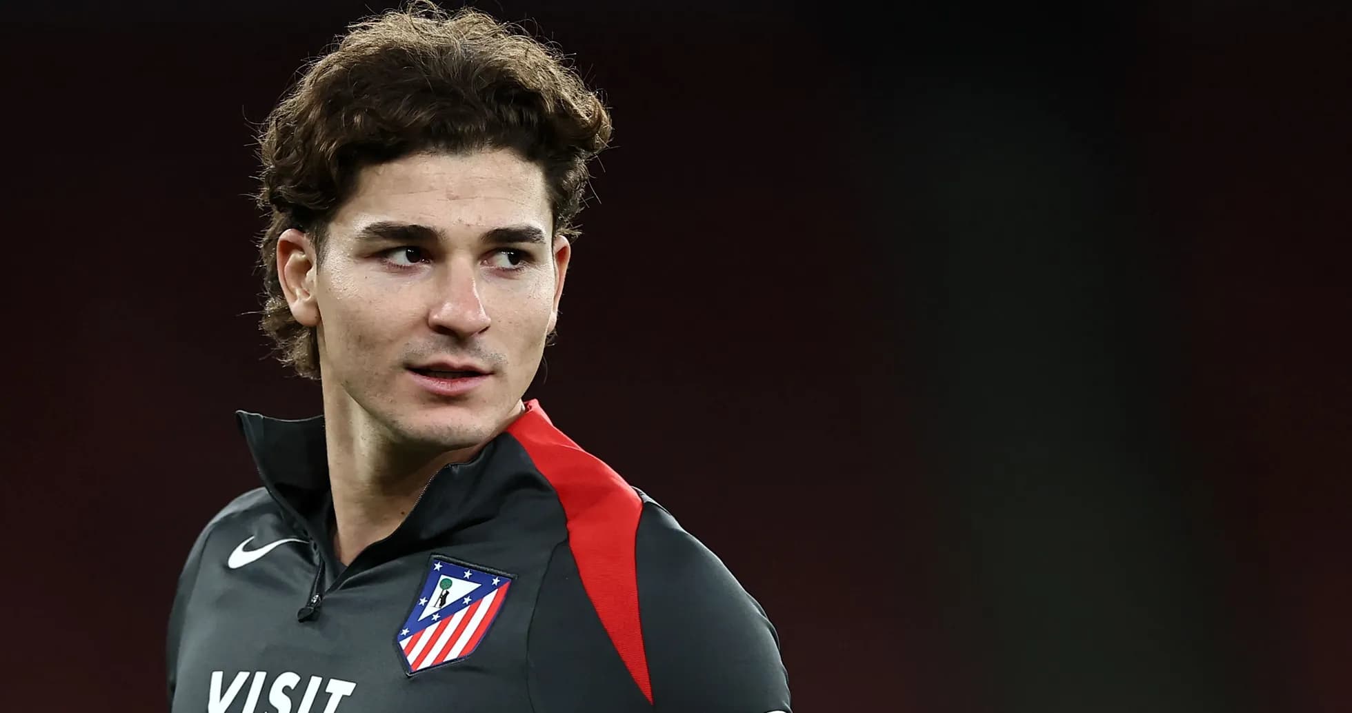 Futbolchi Atletico Madrid formasida mashg'ulotda Futbolchi Atletico Madrid formasida mashg'ulotda