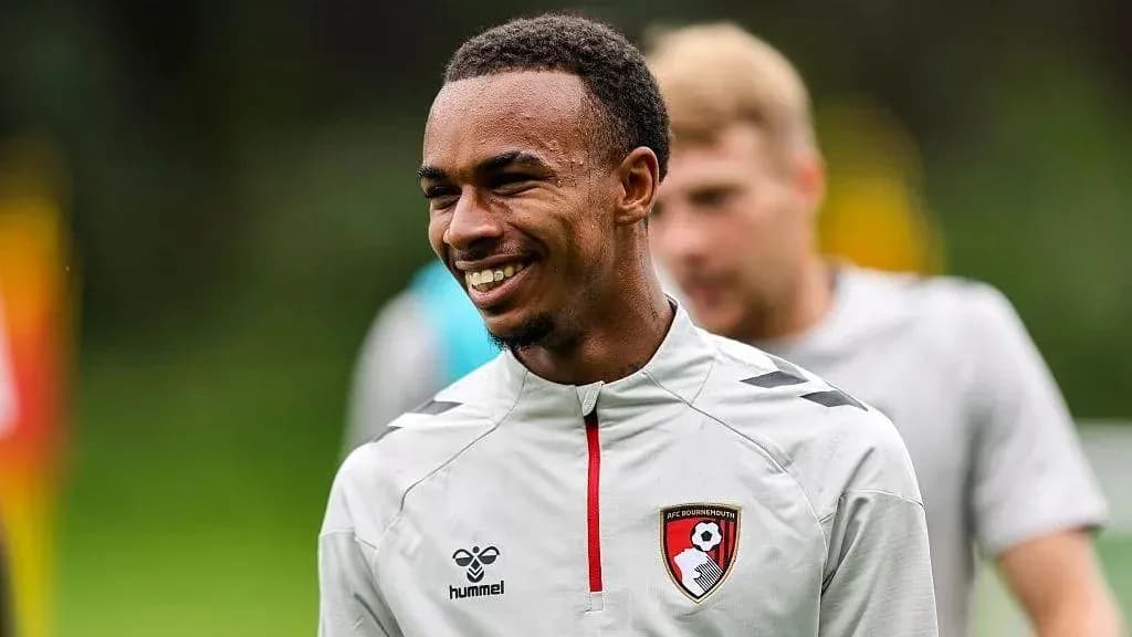 Futbolchi treningda kulib turibdi Futbolchi treningda kulib turibdi