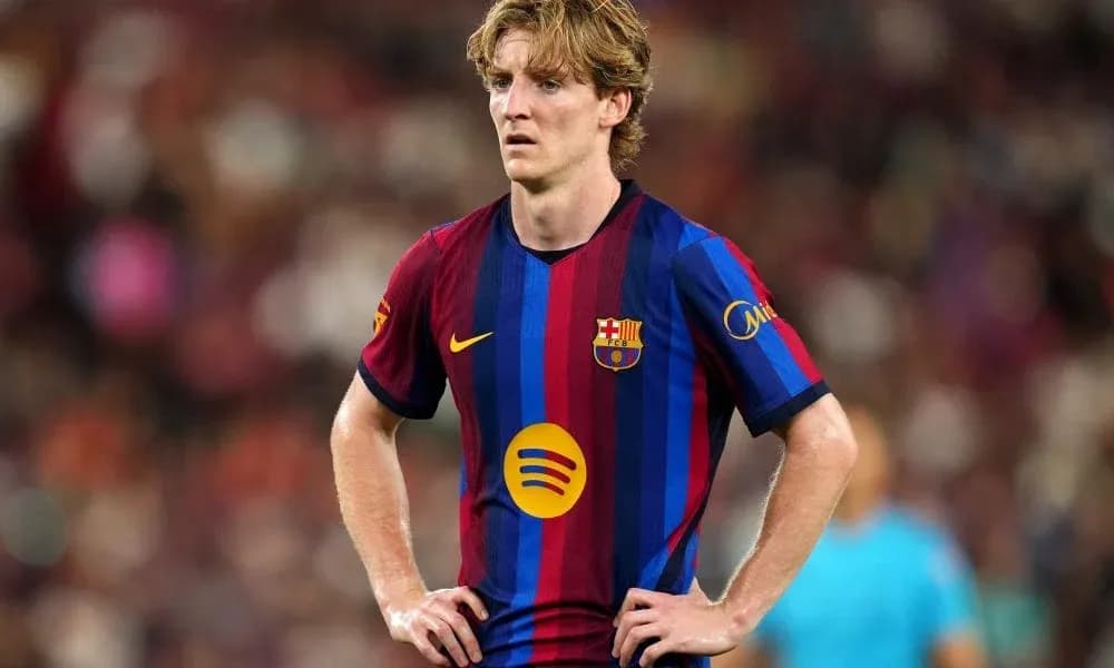 Futbolchi Barcelona formasida maydonda turibdi Futbolchi Barcelona formasida maydonda turibdi
