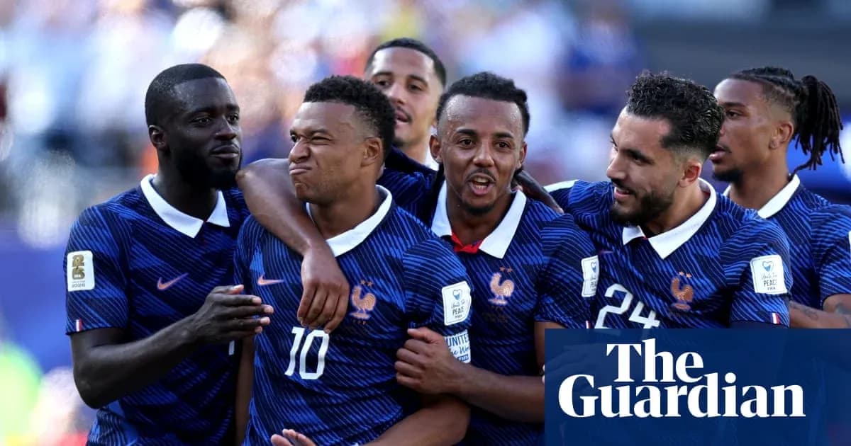 Fransiya futbolchilari gol nishonlayotgan paytda Fransiya futbolchilari gol nishonlayotgan paytda