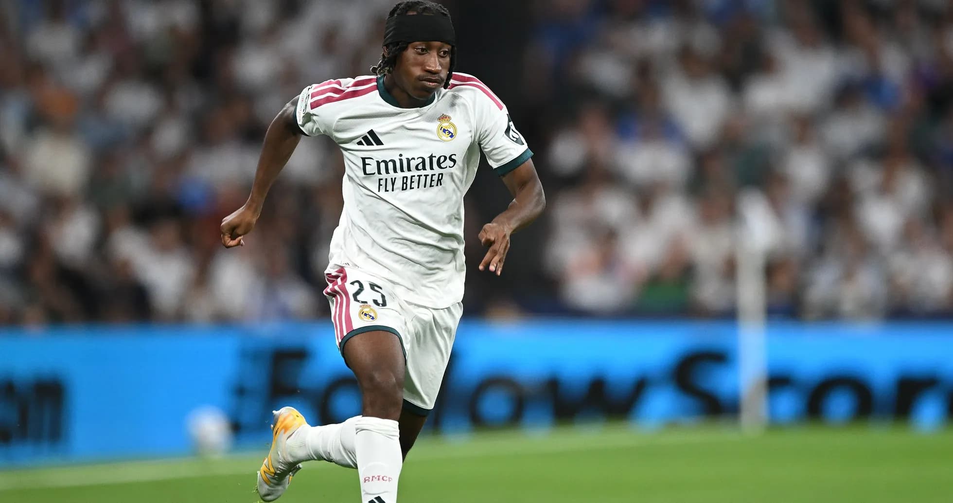 Futbolchi Real Madrid formasi bilan maydonda harakatda Futbolchi Real Madrid formasi bilan maydonda harakatda