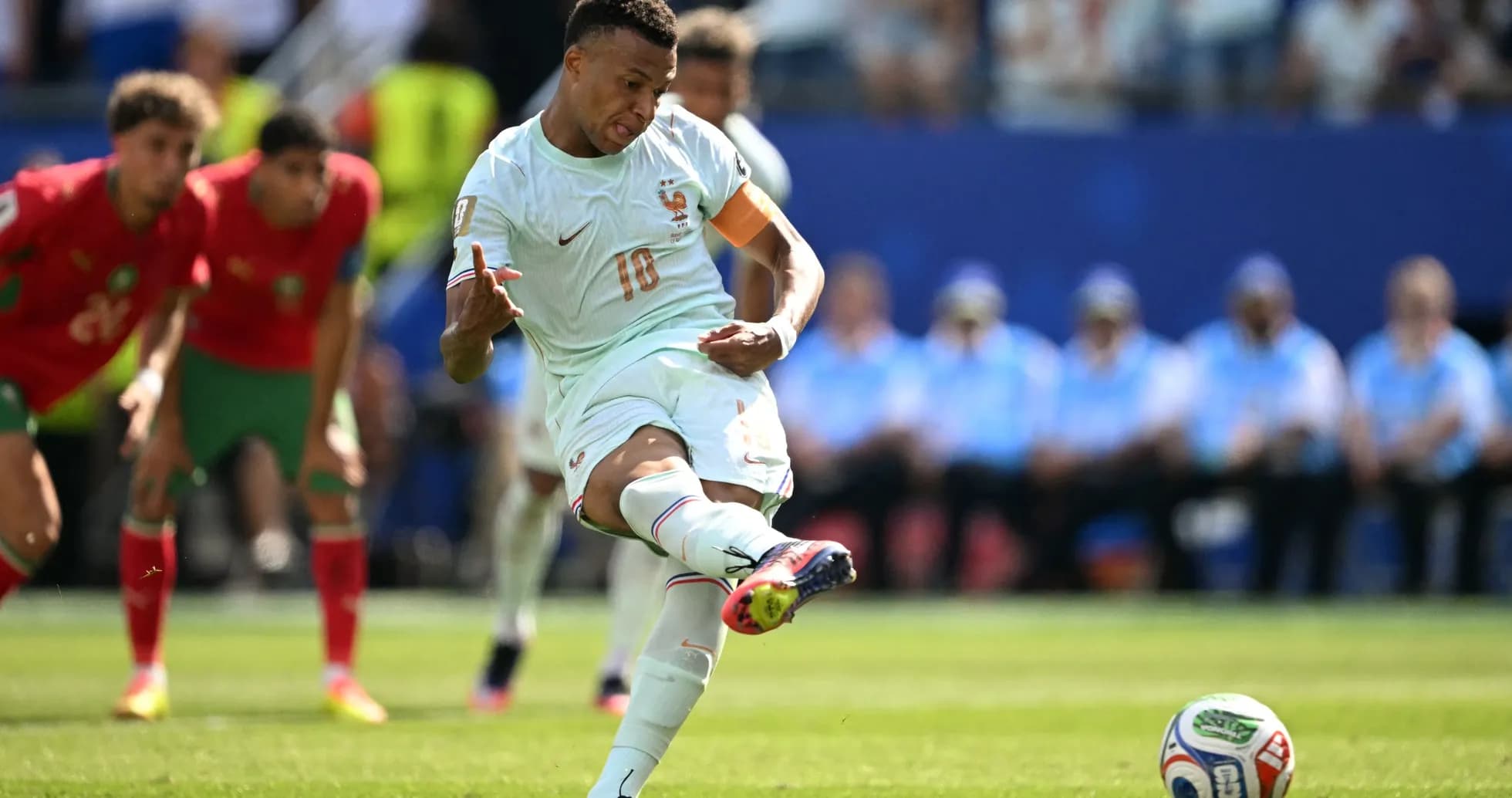 Futbolchi penaltini urayotgan holatda Futbolchi penaltini urayotgan holatda