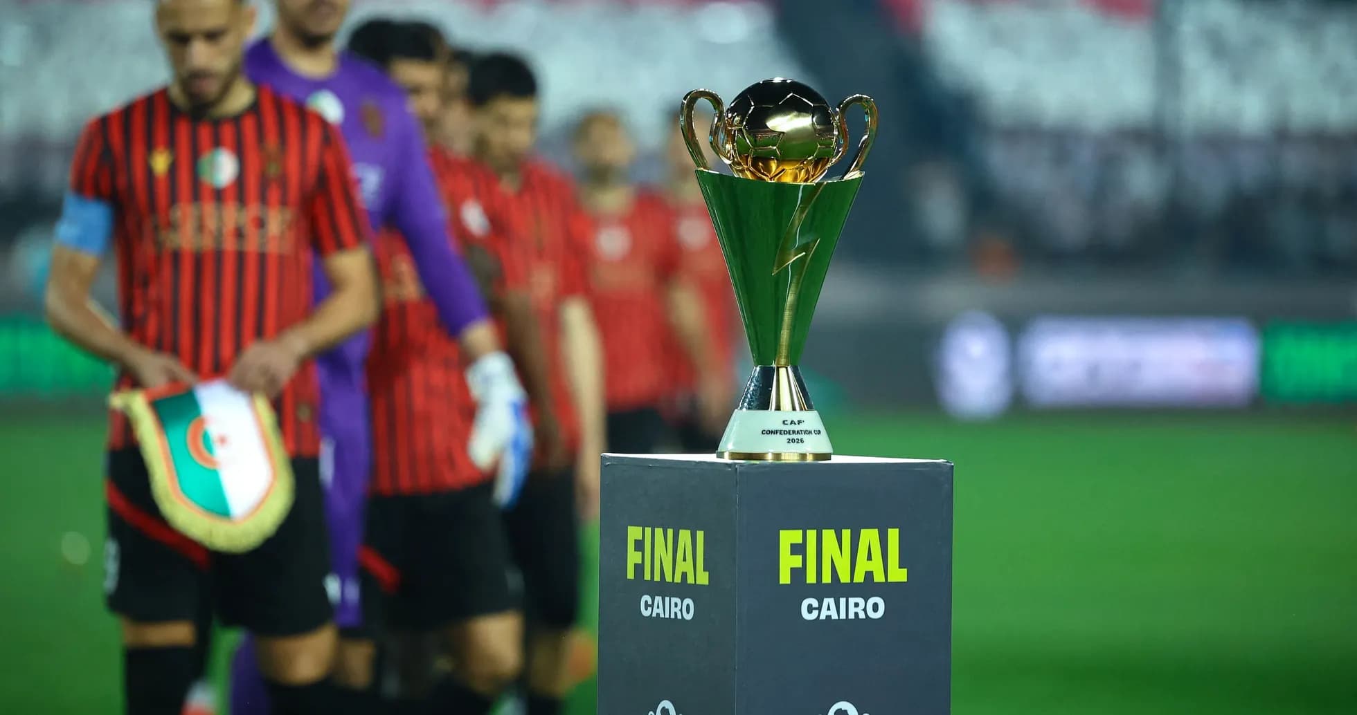 Futbolchilar finalga tayyorlanmoqda, kubok ko'rsatilgan Futbolchilar finalga tayyorlanmoqda, kubok ko'rsatilgan