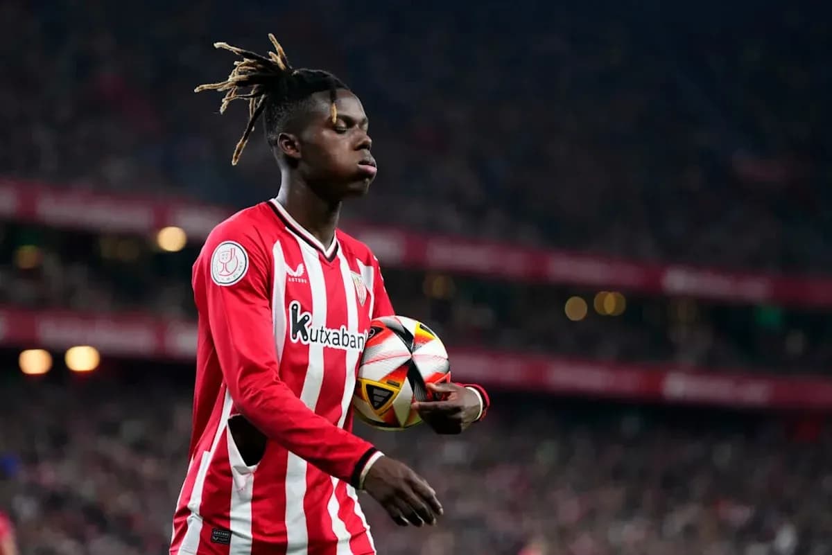 Futbolchi to'pni ushlab, o'yin davomida Futbolchi to'pni ushlab, o'yin davomida