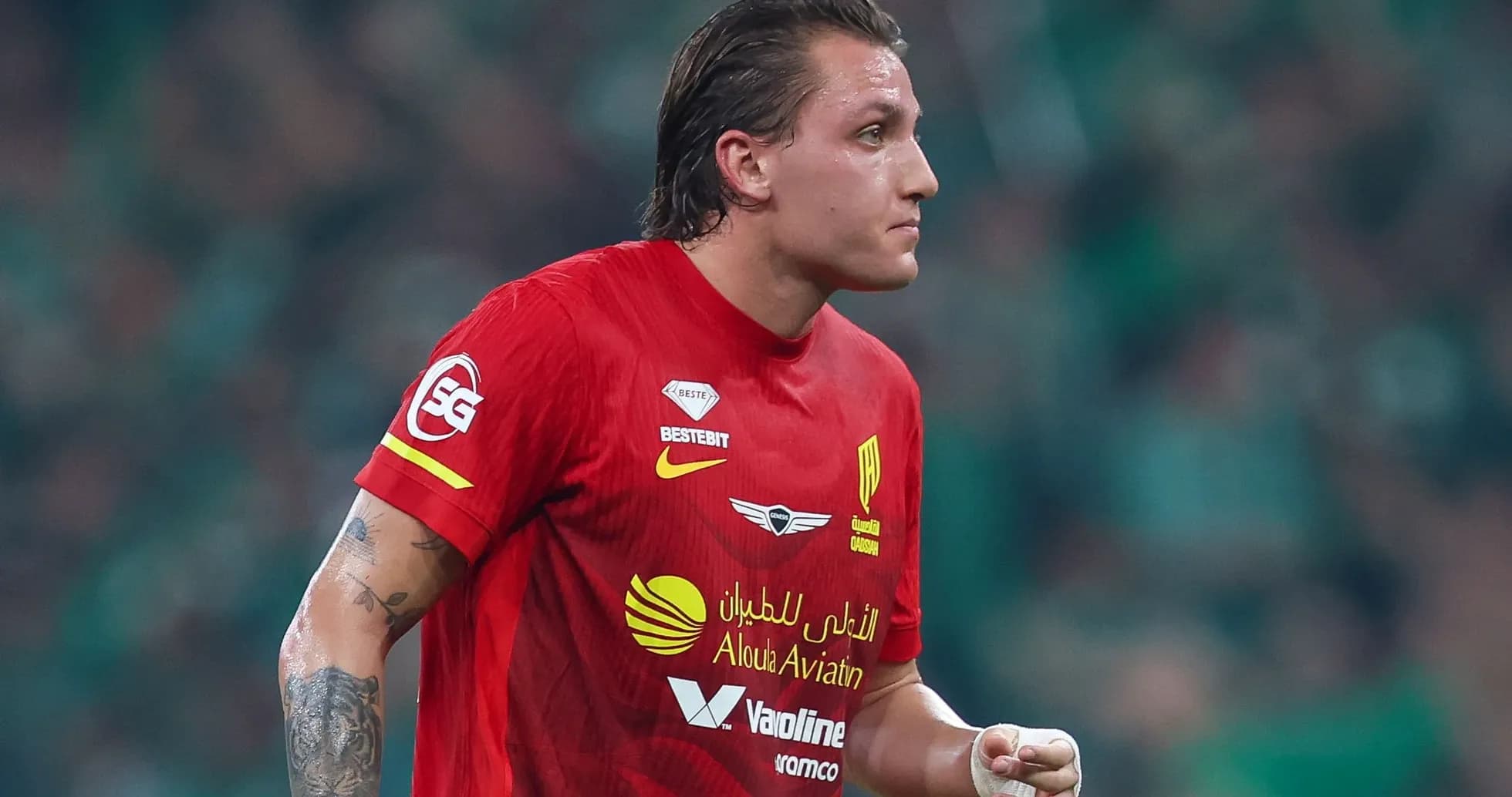Futbolchi qizil formada maydonda harakatda Futbolchi qizil formada maydonda harakatda