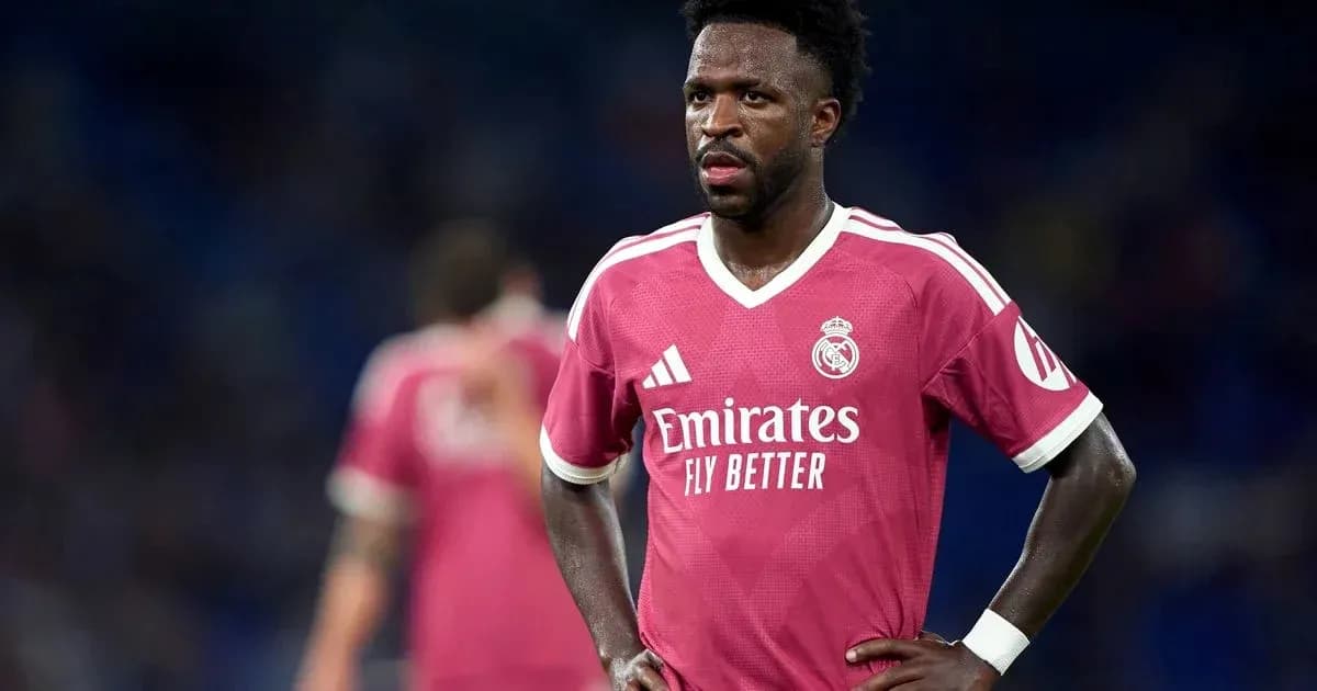 Futbolchi Real Madrid formasida to'pni kutmoqda Futbolchi Real Madrid formasida to'pni kutmoqda