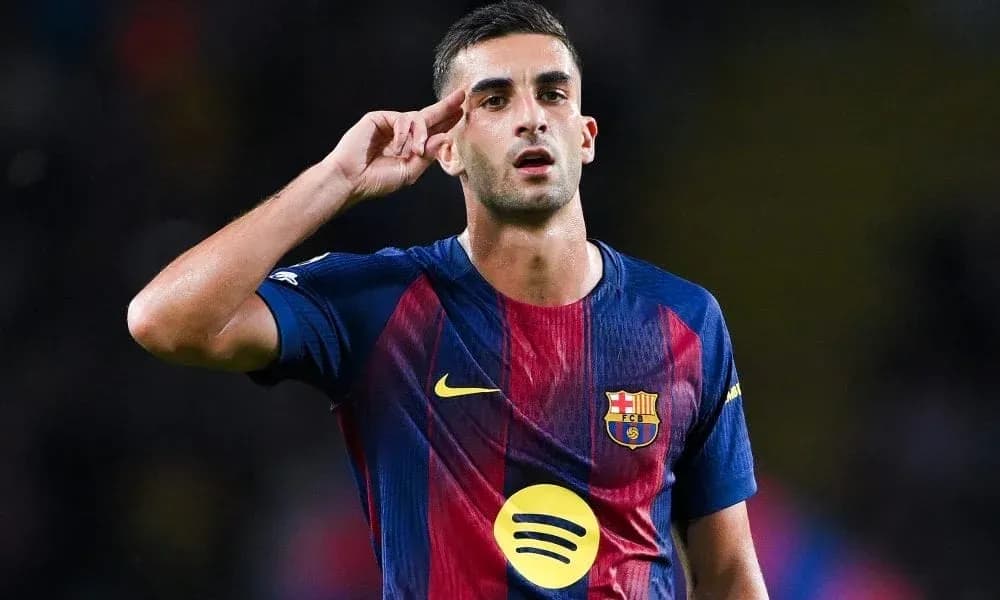 Futbolchi salom berayotgan holatda Futbolchi salom berayotgan holatda