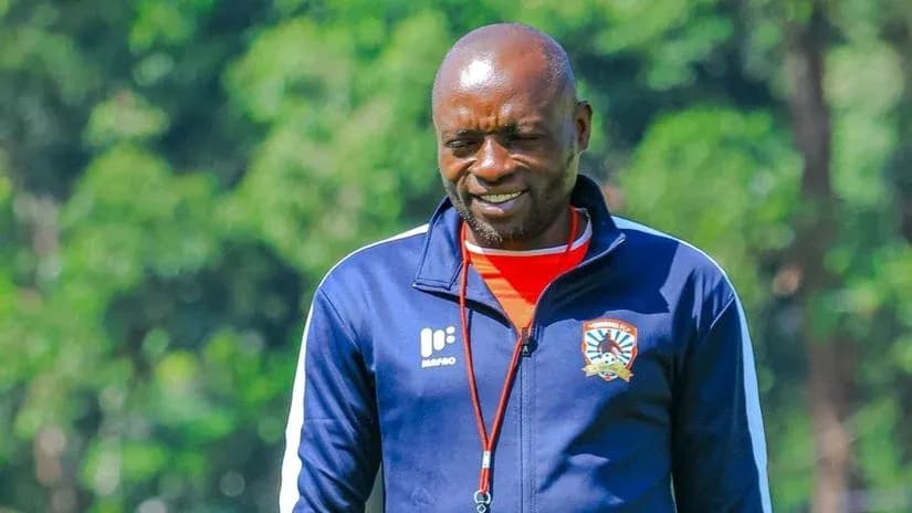 Menejer jamoa trening maydonida yurmoqda Menejer jamoa trening maydonida yurmoqda