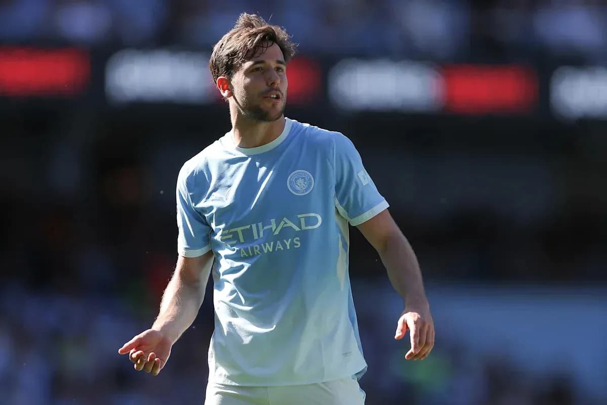 Futbolchi Manchester City formasi bilan maydonda Futbolchi Manchester City formasi bilan maydonda