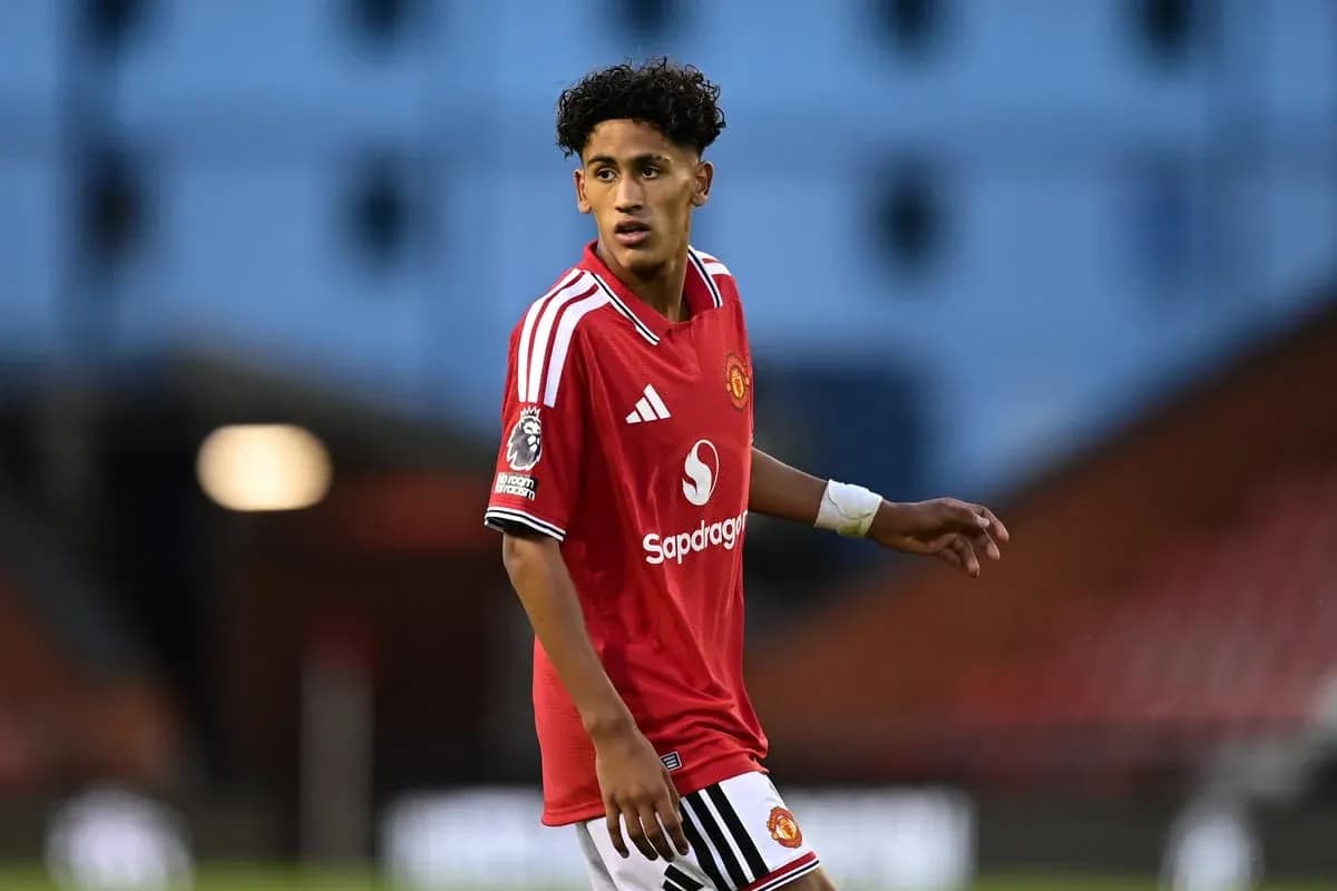 Futbolchi Manchester United formasida maydonda yurmoqda Futbolchi Manchester United formasida maydonda yurmoqda