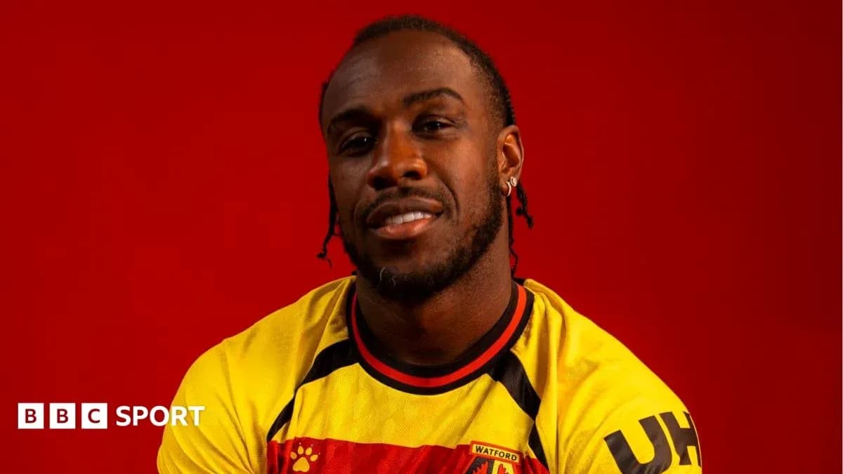 Futbolchi Watford formasida qizil fon bilan Futbolchi Watford formasida qizil fon bilan