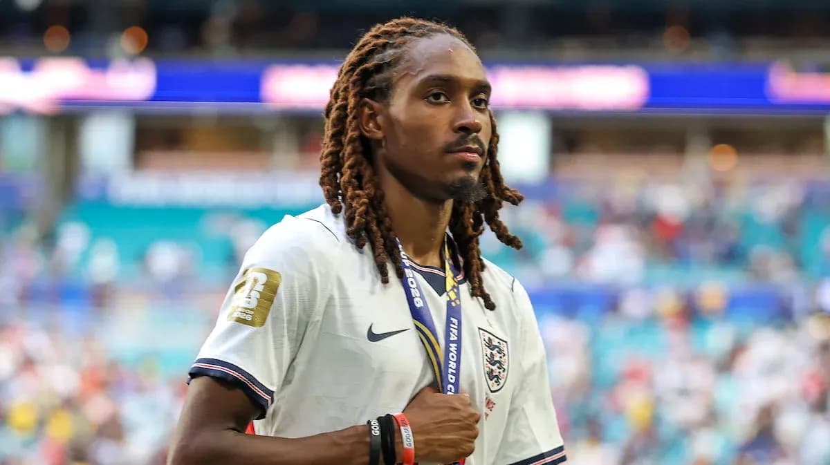 Futbolchi FIFA Jahon Kubogi medalini ushlayotgan Futbolchi FIFA Jahon Kubogi medalini ushlayotgan