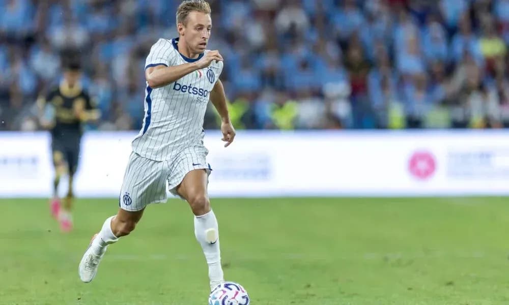 Futbolchi to'pni olib borayotgan paytda Futbolchi to'pni olib borayotgan paytda