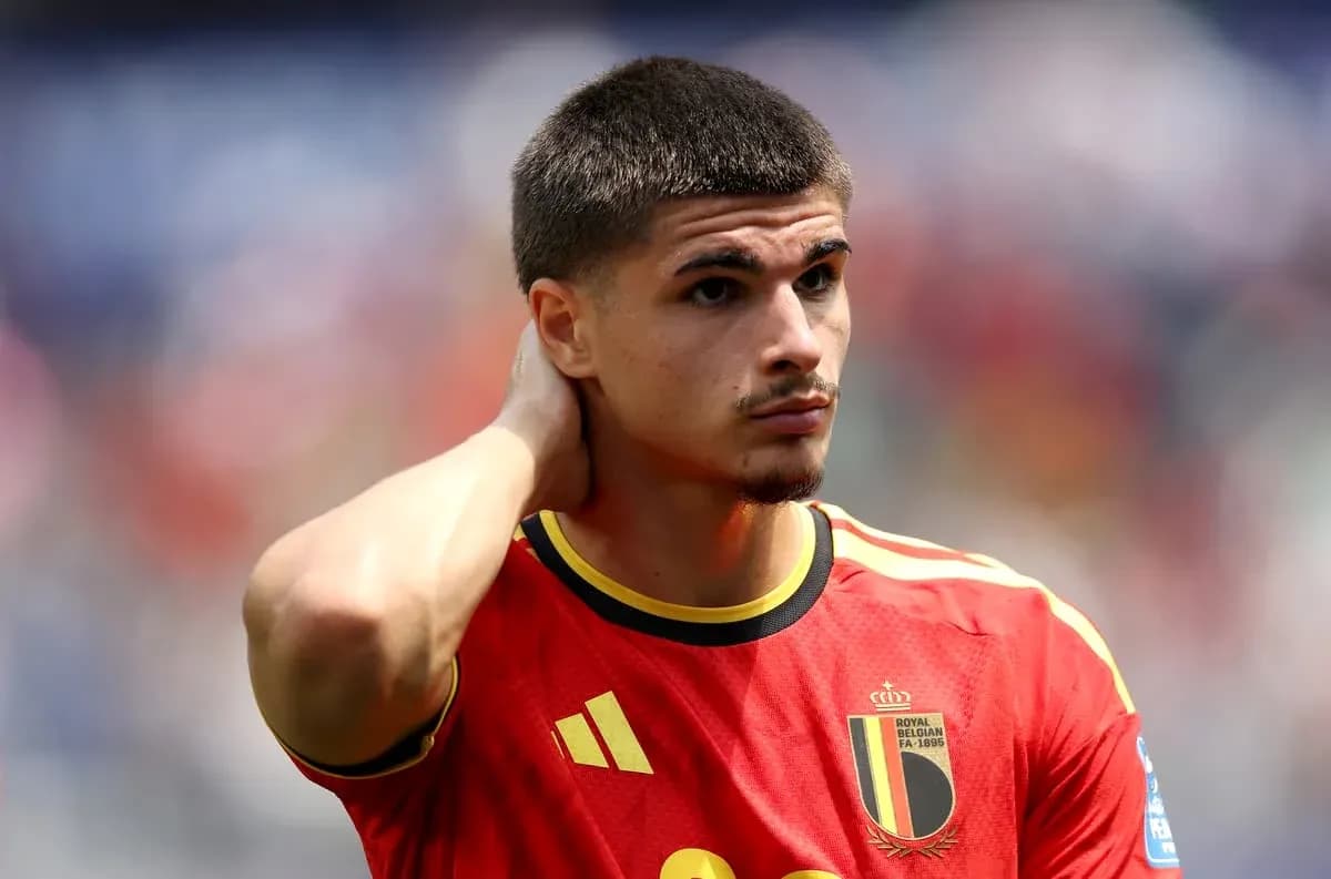 Futbolchi Belgiya formasi bilan maydonda Futbolchi Belgiya formasi bilan maydonda