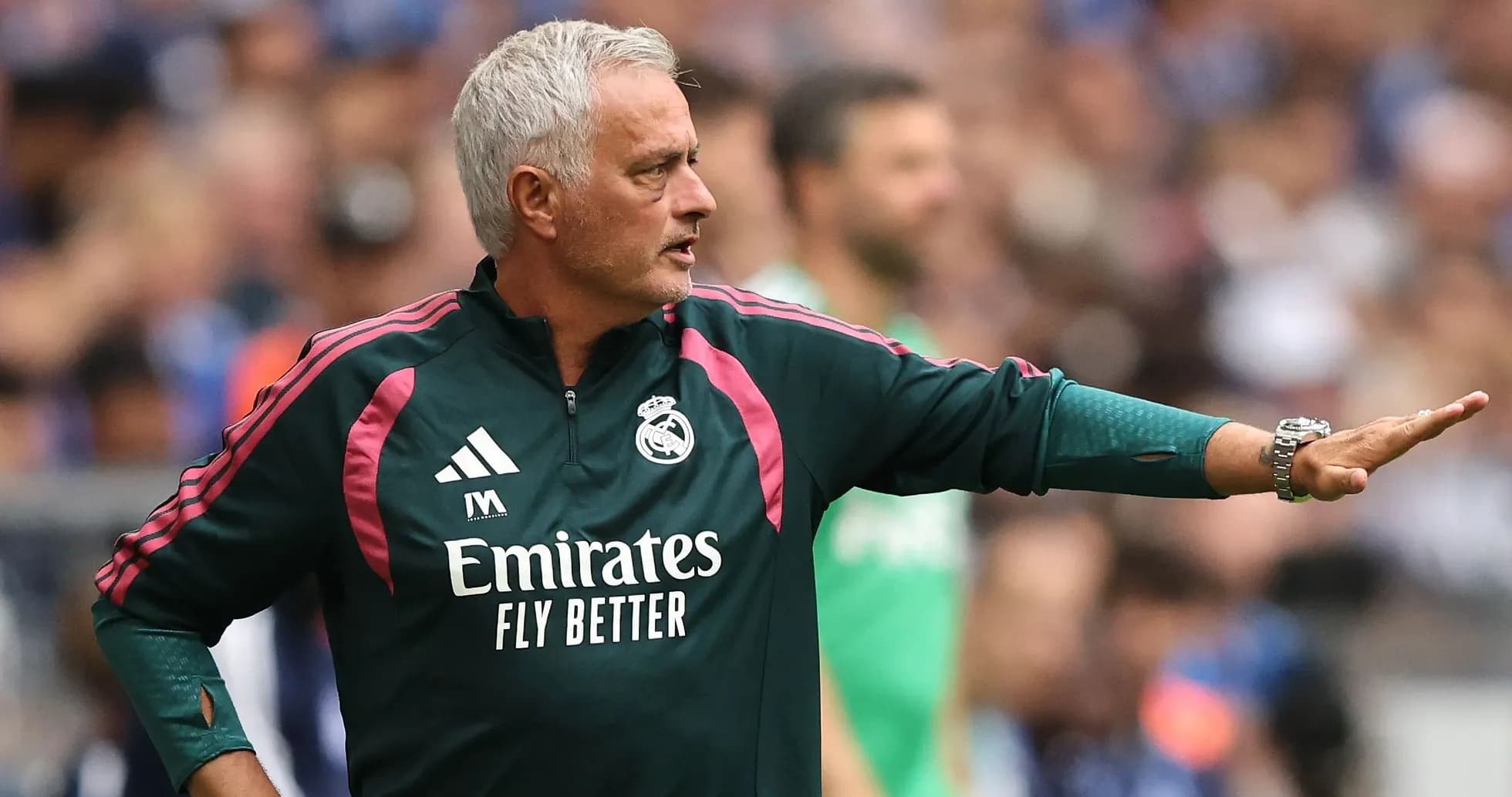Murinho o'yin davomida jamoasiga ko'rsatma berayotgan Murinho o'yin davomida jamoasiga ko'rsatma berayotgan