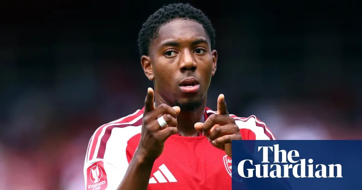 Futbolchi maydonga ishora berayotgan holatda Futbolchi maydonga ishora berayotgan holatda