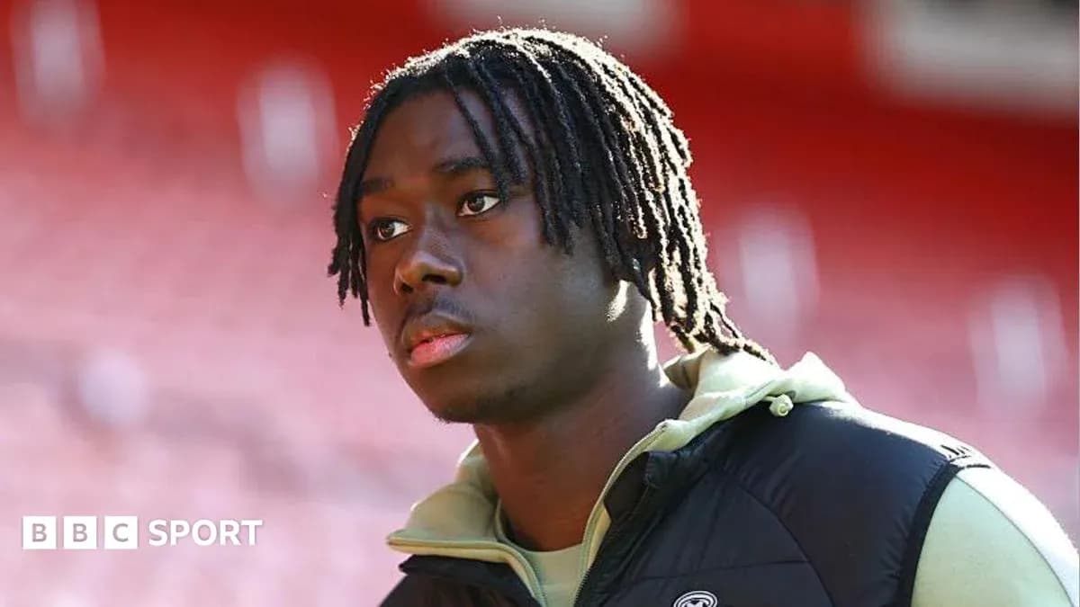 Futbolchi stadionda yurib kelayotgan paytda Futbolchi stadionda yurib kelayotgan paytda