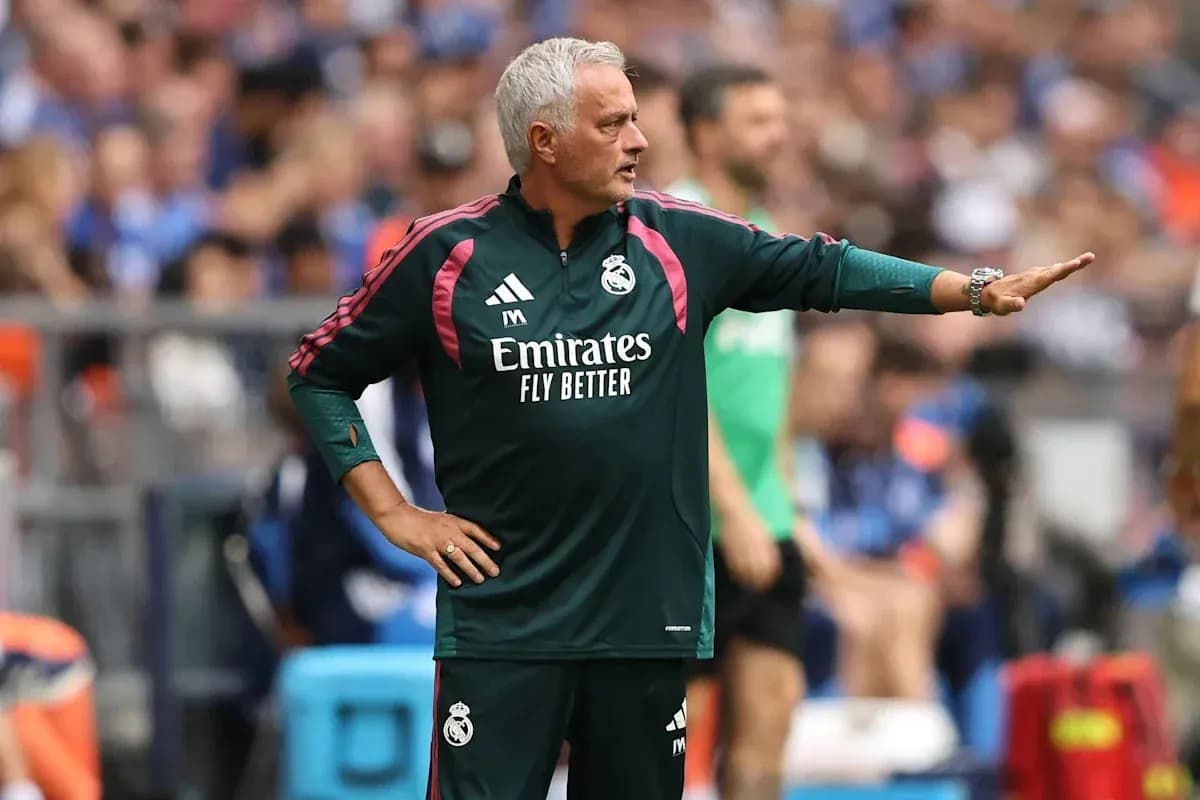 Murinho taktikalar berayotgan futbol murabbiyi Murinho taktikalar berayotgan futbol murabbiyi