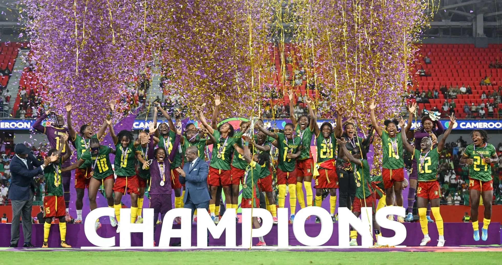 Kameroon ayollari futbol jamoasi chempionlikni nishonlayapti Kameroon ayollari futbol jamoasi chempionlikni nishonlayapti