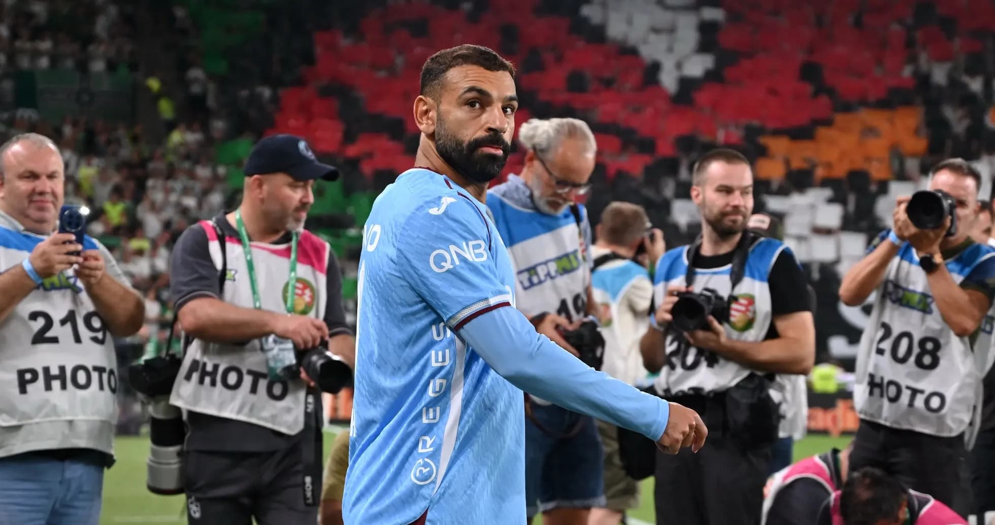 Futbolchi maydonda fotojurnalistlarga yaqinlashmoqda Futbolchi maydonda fotojurnalistlarga yaqinlashmoqda