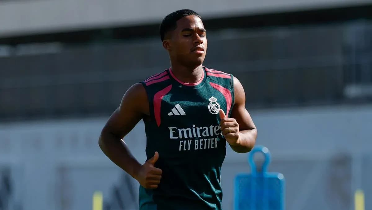 Futbolchi Real Madrid treningda yugurmoqda Futbolchi Real Madrid treningda yugurmoqda